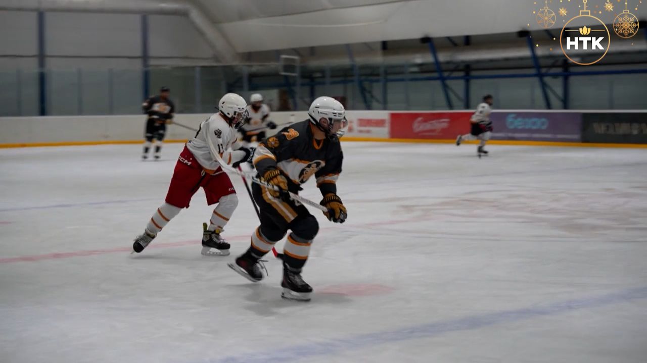 Глава РК сыграл с воспитанниками ледового центра смотреть онлайн