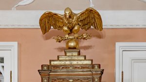 Большие напольные часы из Павловского дворца приветствуют гостей своим боем