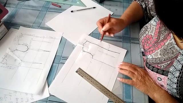 Как построить выкройку-основу полуприлегающего женского платья смотреть онлайн