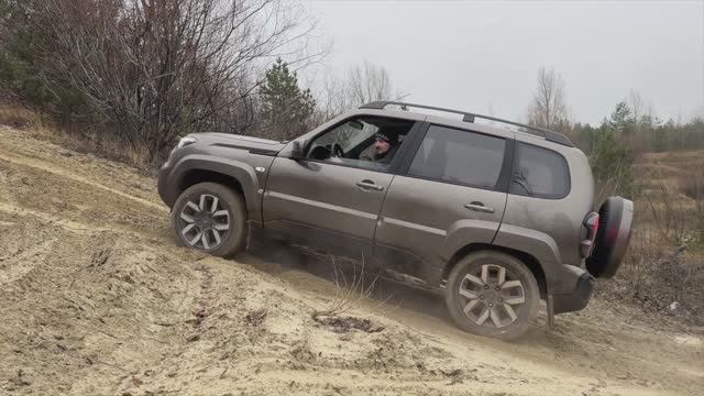 Нива Тревел 1.8 и 1.7 тест и сравнение на бездорожье. смотреть онлайн