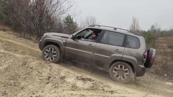 Нива Тревел 1.8 и 1.7 тест и сравнение на бездорожье.