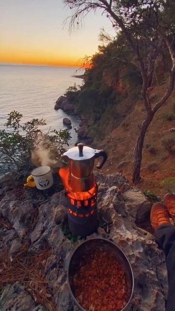 Кофе. Гейзерная кофеварка. Озеро. смотреть онлайн