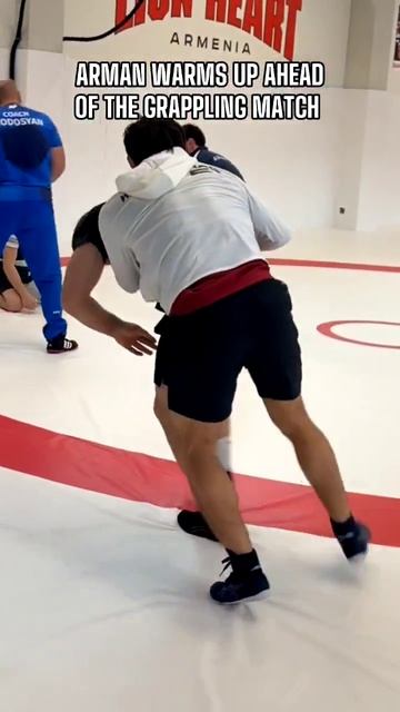 Арман Царукян разминается перед грэпплинг-матчем с Шарой Буллетом 💪 смотреть онлайн