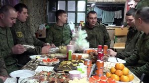 Бойцы на передовой готовятся к Новому году.