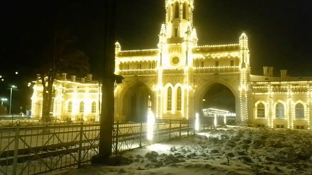 Новый Петергоф: ж/д вокзал готовится встретить Деда Мороза в 2026 году.