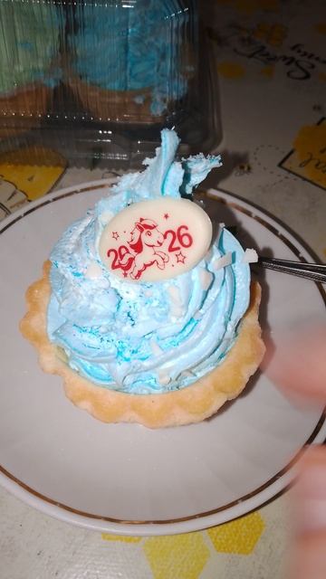 Пироженое -карзинка с поздравлением! смотреть онлайн