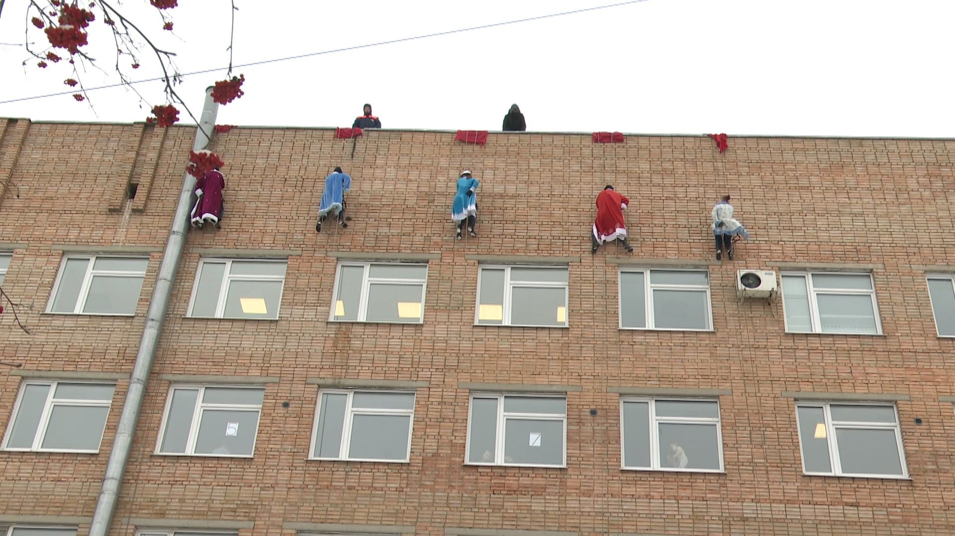 Десант Дедов Морозов спустился в окна детской больницы смотреть онлайн