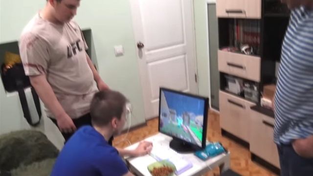 отец разбивает битой компьютер с клавиатура гриферы реальной жизни из-за minecraft смотреть онлайн