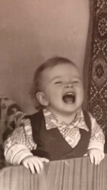 Малыш смеется. смотреть онлайн