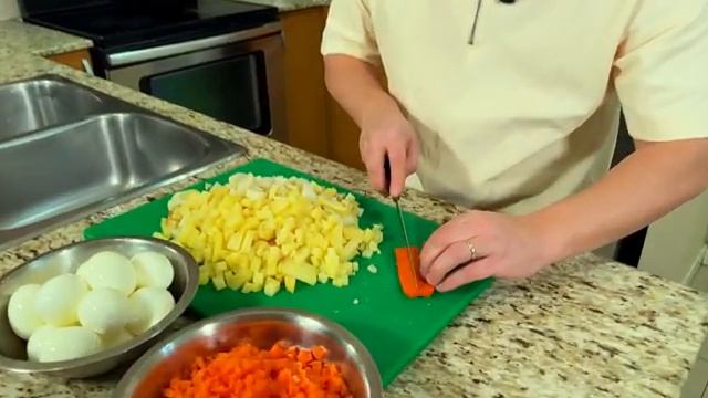 Салат “Оливье” Праздничный Новогодний салат. Хит на все времена! Классический и Очень Вкусный Рецепт смотреть онлайн