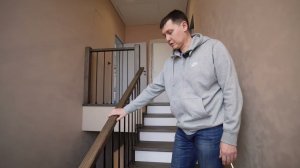 Закрытая П-образная лестница с подсветкой в стене, металлические балясины, деревянный поручень