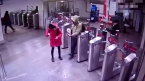 В Москве задержали мужчину, плеснувшего горячим напитком в лицо пассажирке метро.