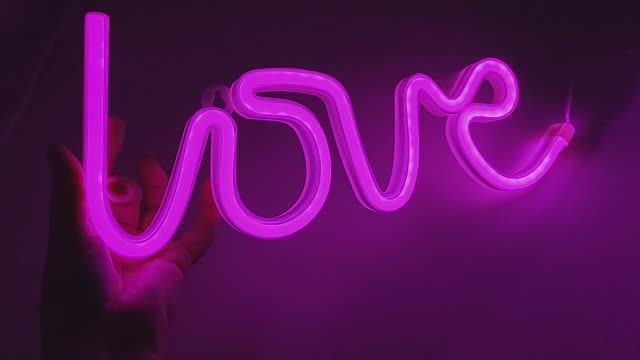 Неоновый фиолетовый светильник Love смотреть онлайн