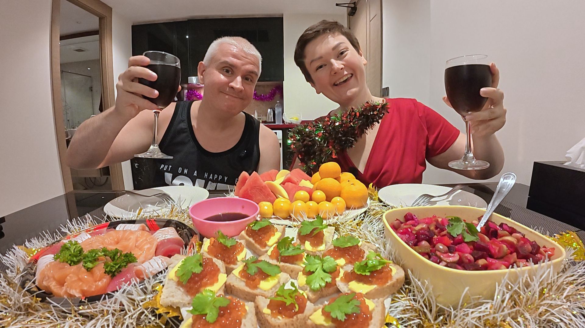 Мукбанг НАРЕЗАЛИСЬ, НАЛОПАЛИСЬ, НАВЕСЕЛИЛИСЬ) ОТМЕЧАЕМ Новый Год в Таиланде! Праздничный ужин САЛЮТ смотреть онлайн