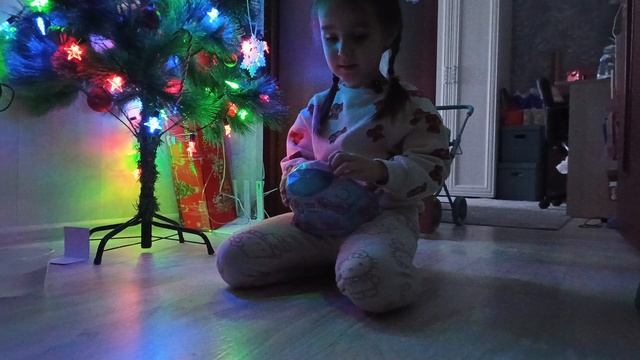 Распаковка новогоднего подарка. смотреть онлайн