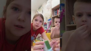 Пробуем с братом вкусняшка из сладких подарков