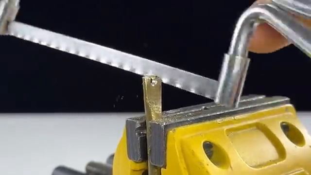 Обмотайте неисправную светодиодную лампочку изолентой и почините все светодиодные светильники смотреть онлайн