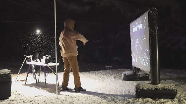 Кемпинг в условиях сильного снегопада с роскошным автодомом смотреть онлайн