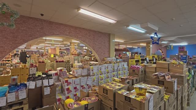 Предновогодняя прогулка по рынку и магазинам. Луганск, ЛНР, Россия! смотреть онлайн