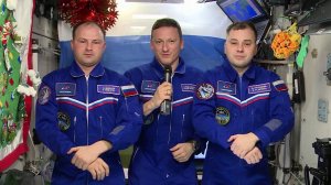 Космонавты поздравили россиян с наступающим Новым годом.