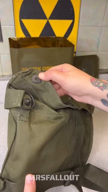 Открываем противогаз 1950-х годов из убежища от радиоактивных осадков! смотреть онлайн