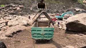 Строительство, экскаватор копает песок