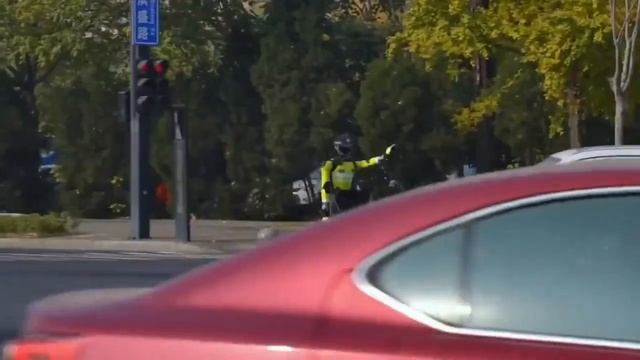 В Китае появились на дорогах роботы-регулировщики смотреть онлайн