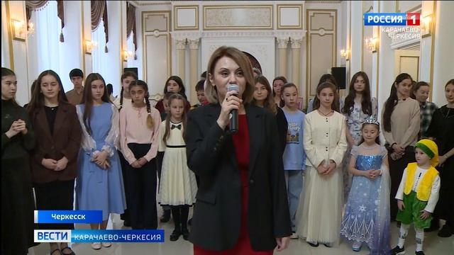 Елка главы Карачаево-Черкесии встретила новый 2026 год сотнями радостных ребят смотреть онлайн