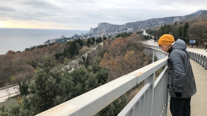 По Крыму пешком в новую Алупку от нового Милютинского парка смотреть онлайн