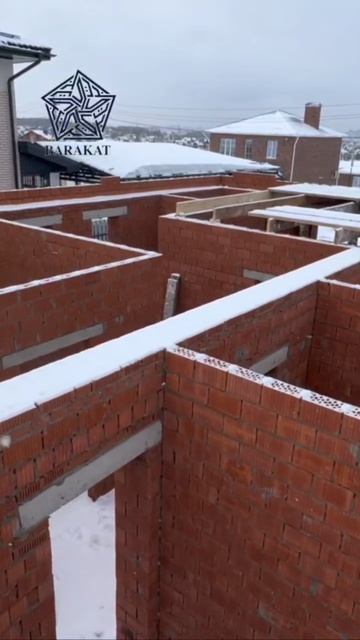 Завершенный этап: стены из кирпича готовы