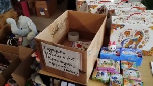 Раздаём подарки для детей на складе.