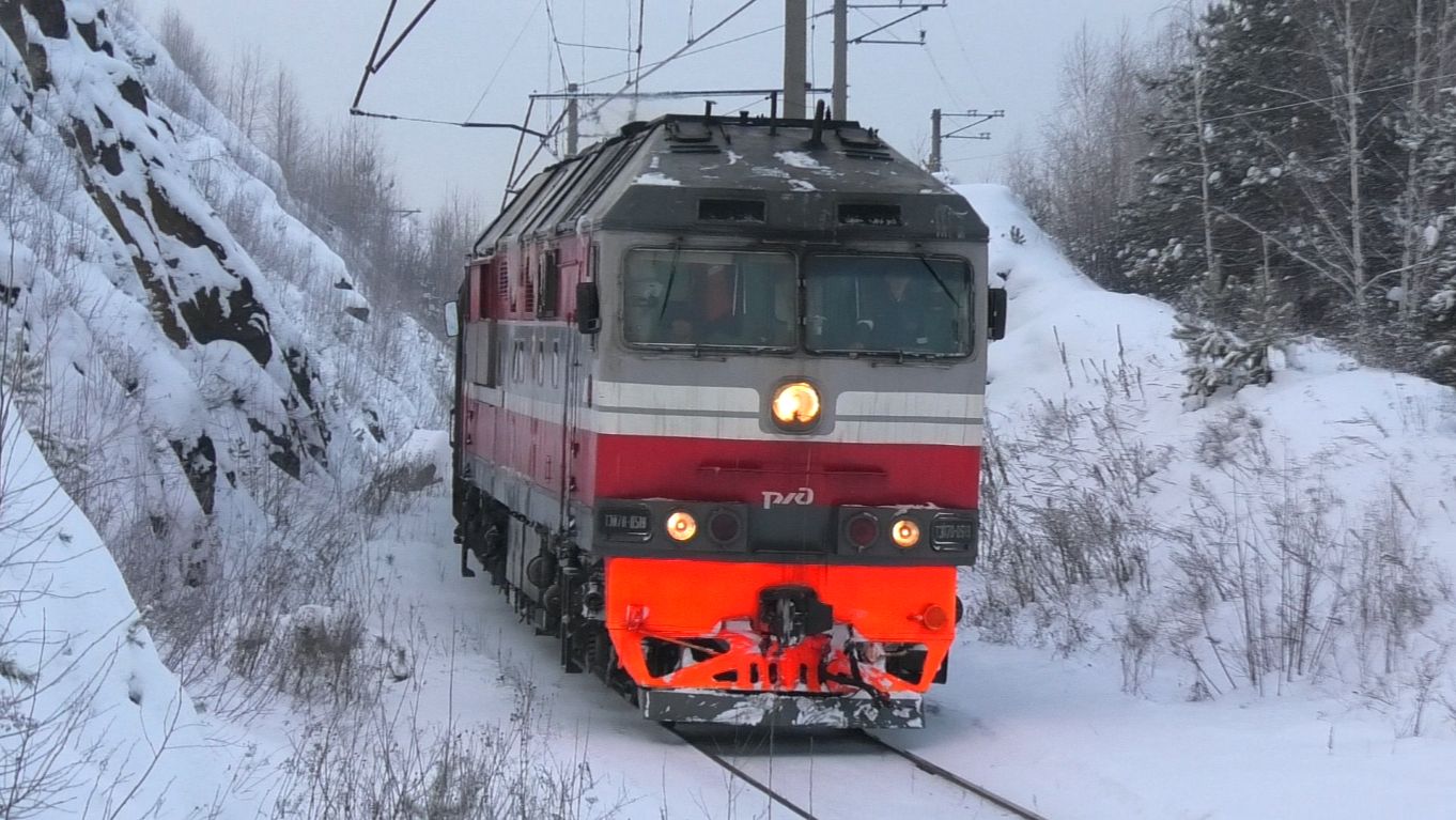 "Последний рейс в 2025 году". ТЭП70-0519 с пригородным поездом Екатеринбург-Пасс - Алапаевск смотреть онлайн