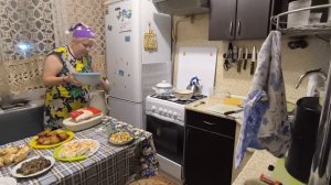 Накрываю праздничный стол,будем с Ульяной встречать новый год 🎄