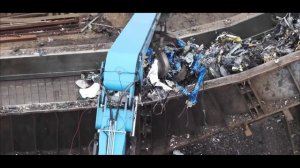 Огромное предприятие по переработке металлолома.