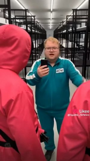 жирненький чел попал в игру кальмара