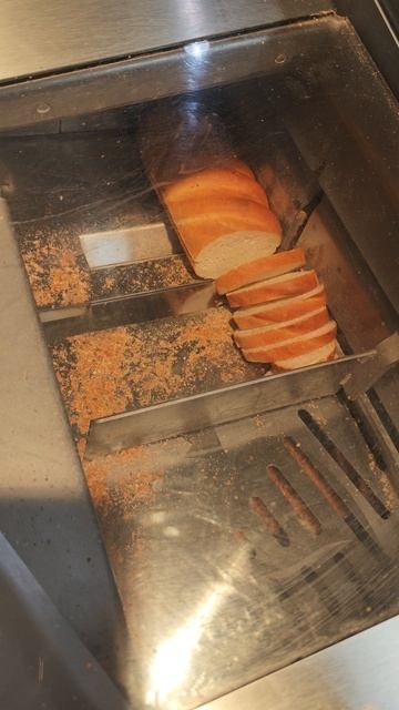 Режем хлеб в супермаркете