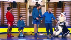 т_НГ_дед_Мороз_и_кавказцы_Мандарины_вперед