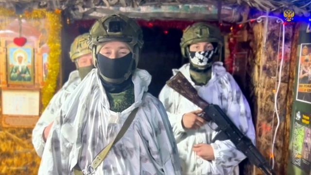 Российские бойцы продолжают поддерживать своих товарищей на Купянском направлении к Новому году. смотреть онлайн