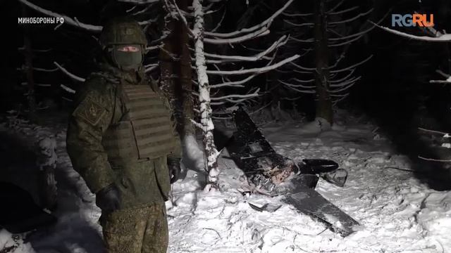 Минобороны показало один из сбитых украинских беспилотников, летевших на резиденцию Путина смотреть онлайн