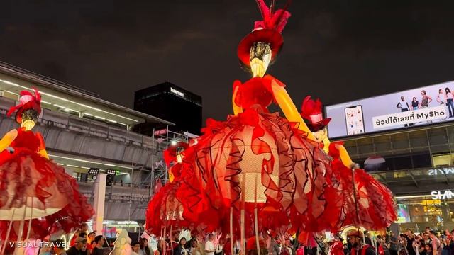 Рождественские огни в центре Бангкока в 2025 году. Прогулка по площади Сиам. Таиланд. смотреть онлайн