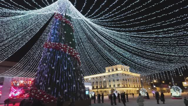 До Нового Года остался всего один день! Идем на прогулку по Луганску! Центр - Ёлка! смотреть онлайн