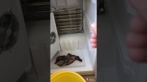 Холодильник BEKO 2х камерный чистим дренажные отверстия. Дверцы тяжело открываются!