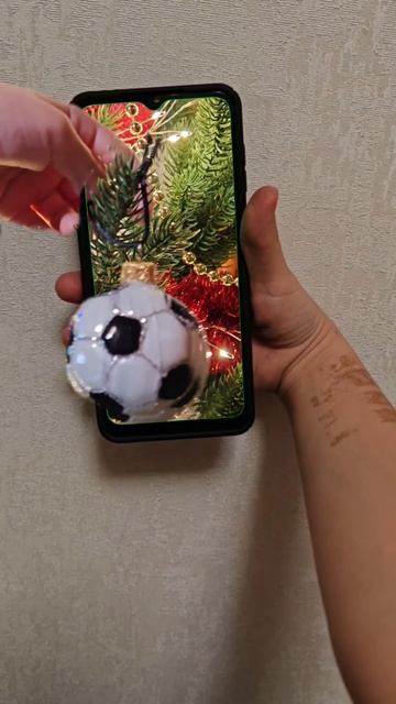 Когда елки нету дома, игрушки можно повесить на телефон 📱 смотреть онлайн