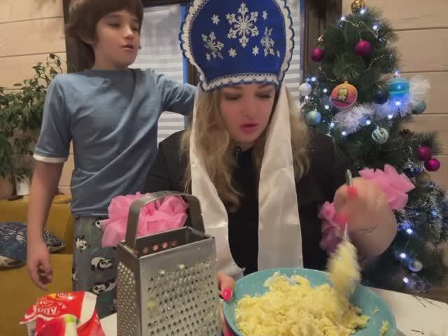 Делаю СЕКРЕТНЫЙ коктейль 🎄🍾🍾и СЕЛЕДКУ под шубой по особому рецепту 🤫🎅🎅😱