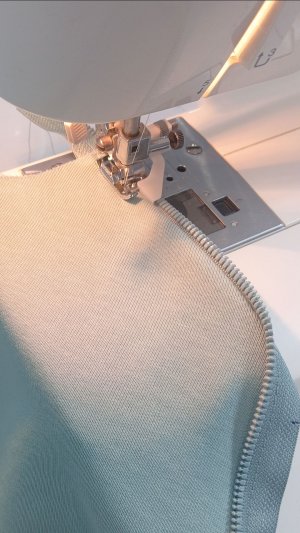 Шью джемпер-свитшот с молнией на плече