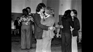 Безмолвно я в твои глаза гляжу