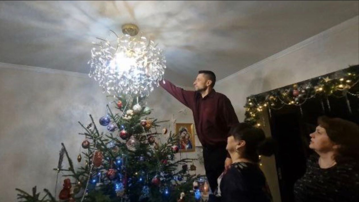 Отмечаем Новый Год. Встреча с родными. Обмен подарками. смотреть онлайн