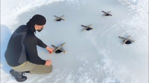 Необычный метод ловли рыбы / Рыбалка на форель на замерзшем озере / выживание, укрытие