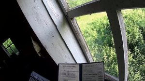 Заброшенная деревня в глуши Ярославской области. Они бросили всё, мебель, документы, фотографии
