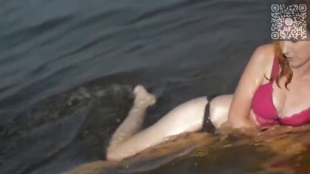 Девушка загорает на пляже.Эротика. смотреть онлайн